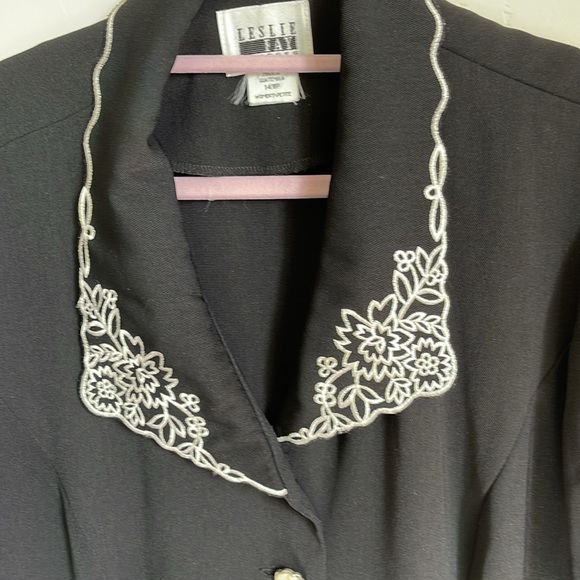 Leslie Fay vintage blouse, floral embroidery collar, opalescent buttons, size 14 - Picture 2 of 3
